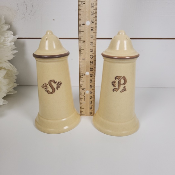 Vintage Pfaltzgraff Village Stoneware Large Salt & Pepper Shakers - Mid Century - Picture 8 of 9